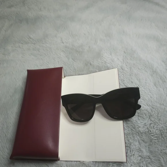 **Authentic**Gucci Butterfly Frame Sunglasses - Picture 3 of 12